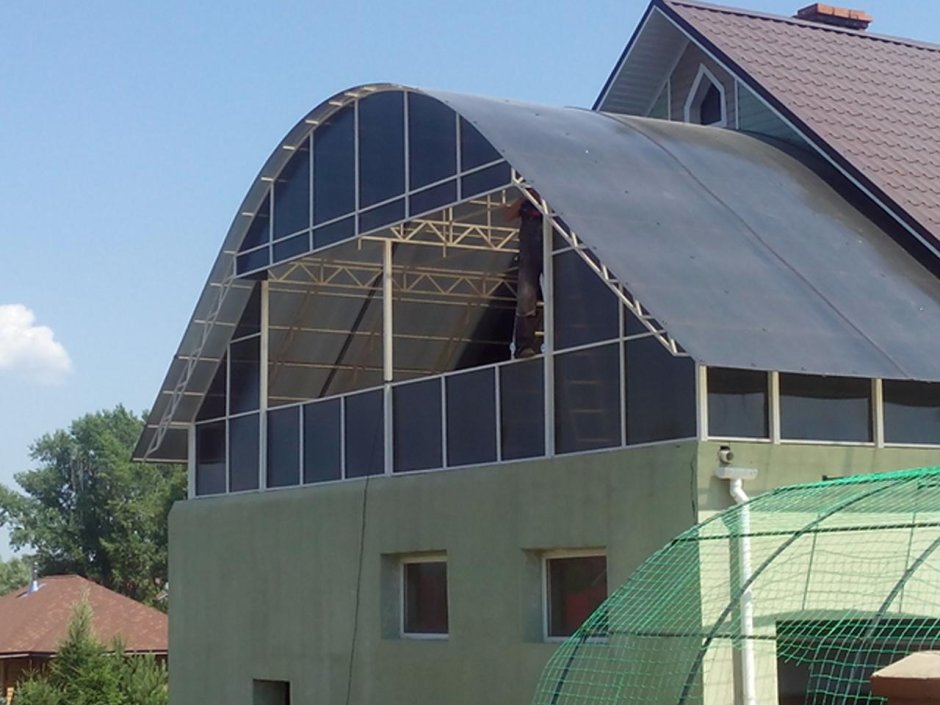 Дом с крышей из поликарбоната