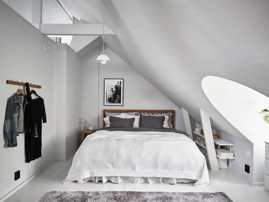 Спальня на мансарде интерьер в стиле Скандинавия