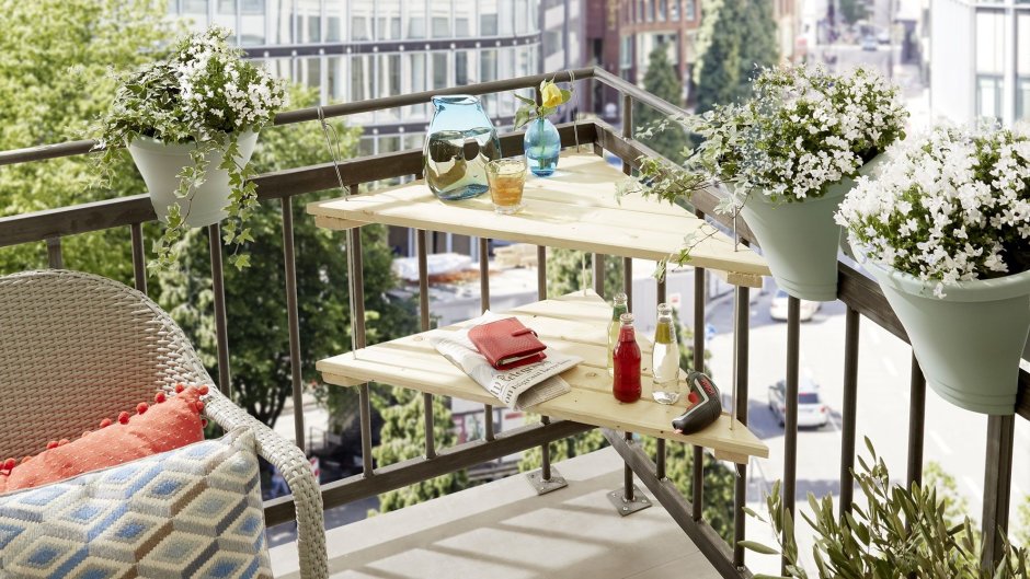 Красивый столик на балкон