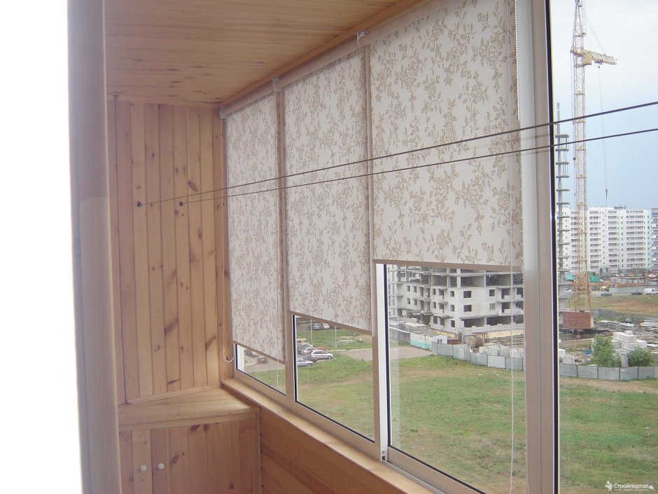 Рулонные шторы на балкон с раздвижными окнами