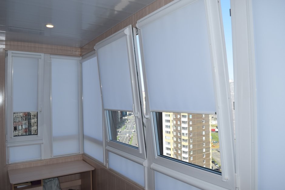 Вертикальные жалюзи на балкон с раздвижными окнами
