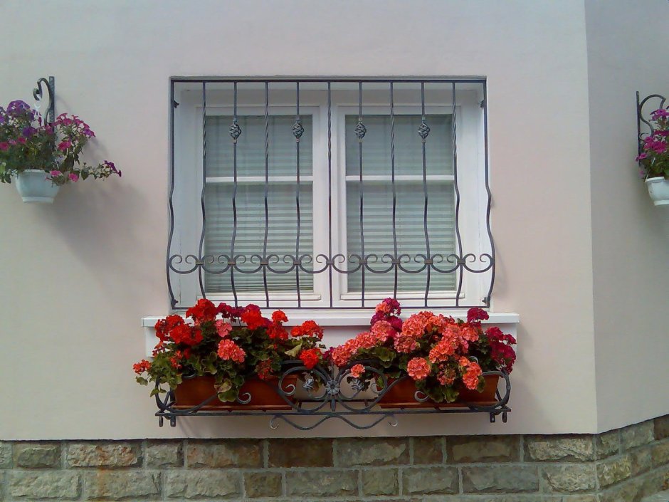 Решетка для цветов на окно