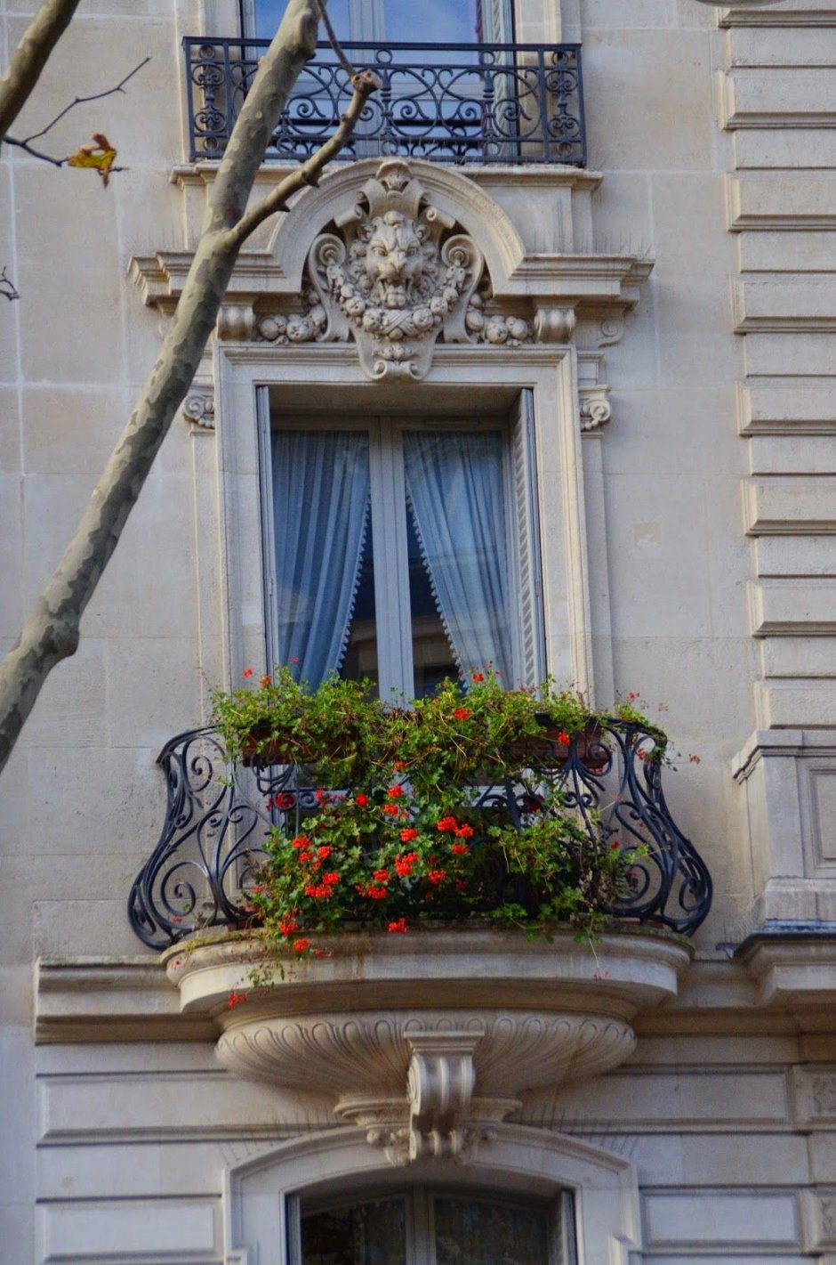 Кованый французский балкон для цветов