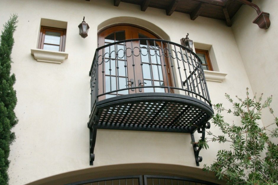 Декоративные балконы в частном доме