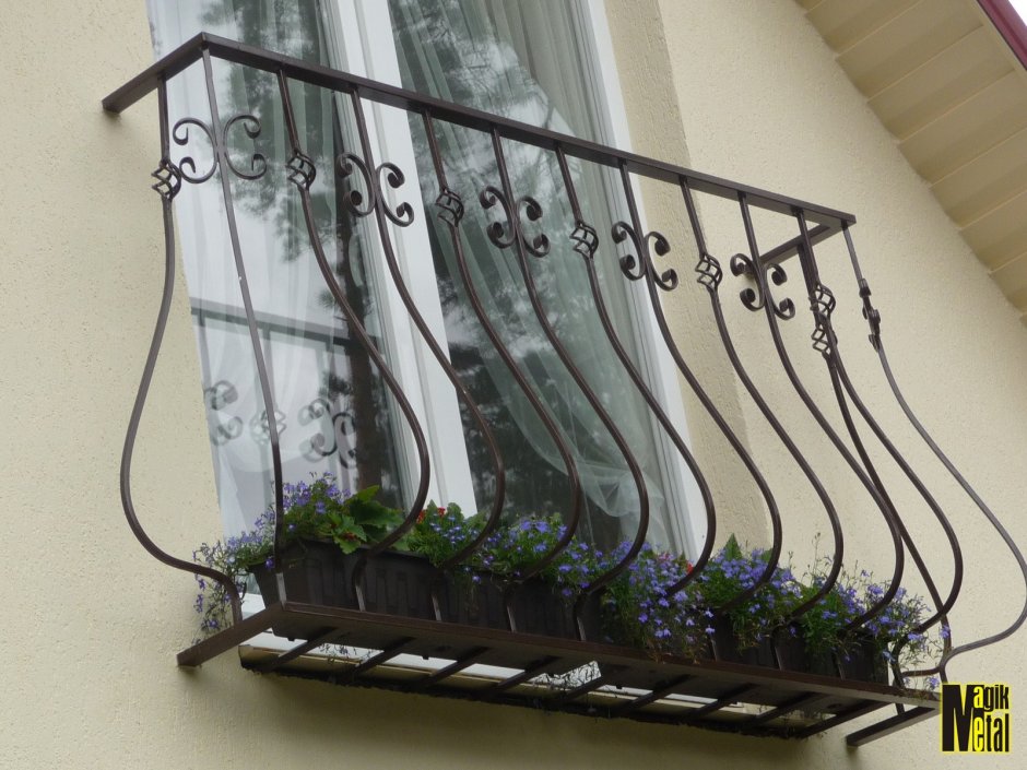 Декоративные балконы из металла