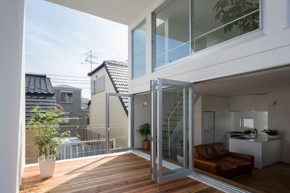 Двухэтажный домик с балконом
