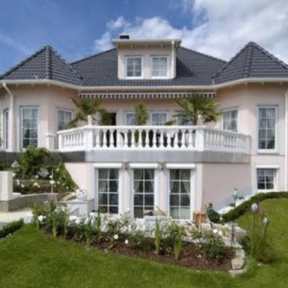 Дом с балконом и террасой