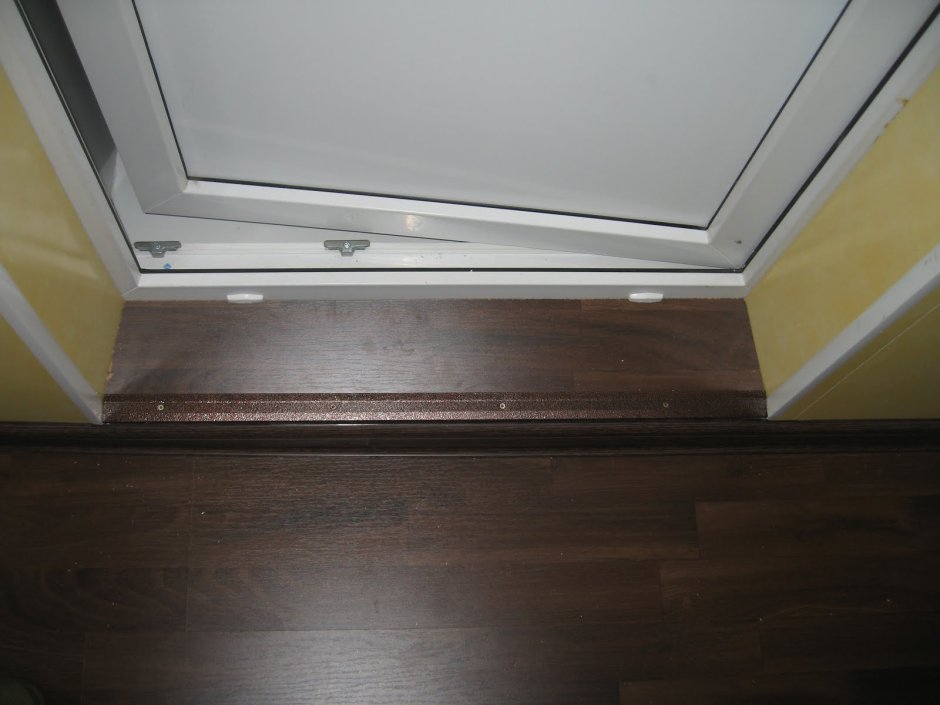 Порог балконной двери из подоконника