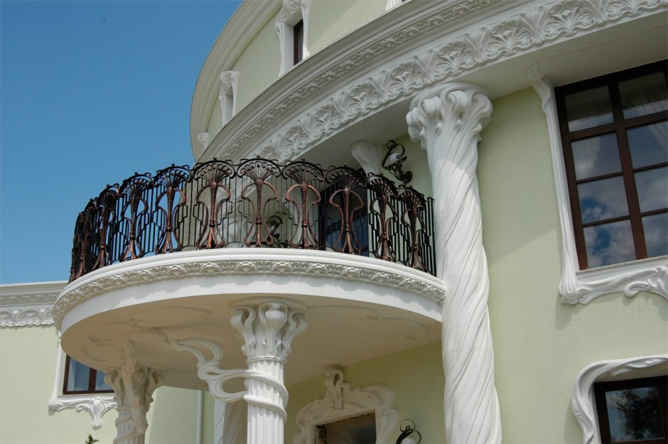 Круглый балкон с колоннами