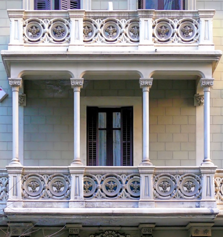 Балкон с колоннами