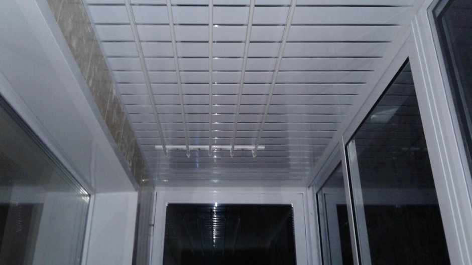 Отделка потолка на балконе пластиковыми панелями