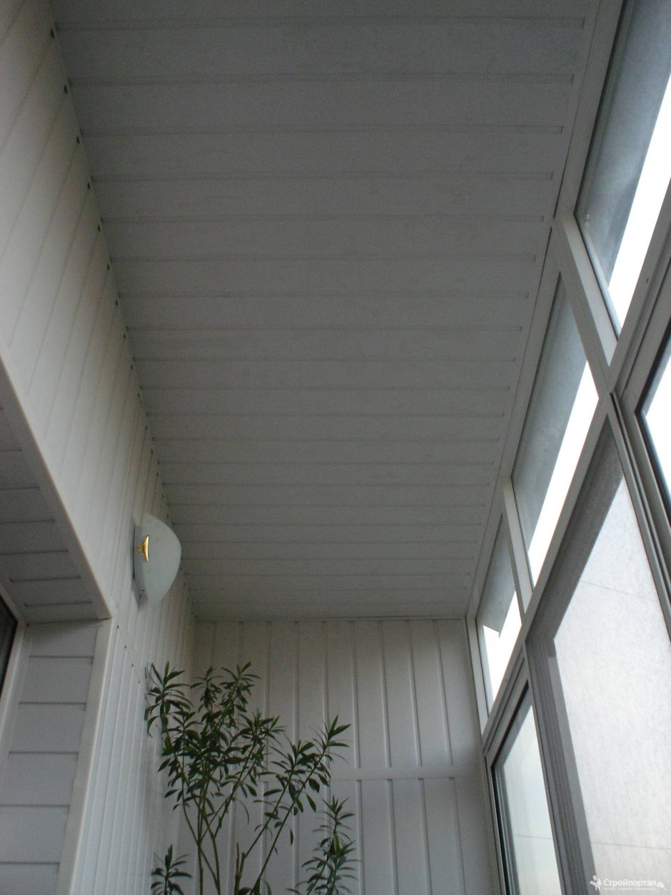 Пластиковый потолок на балконе