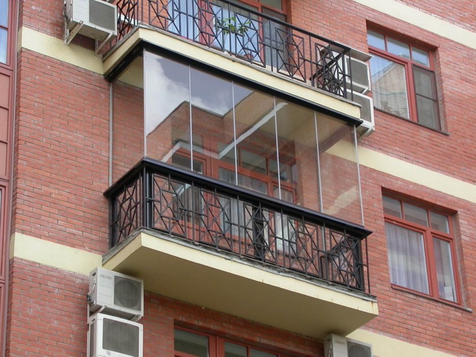 Застекленный балкон в частном доме