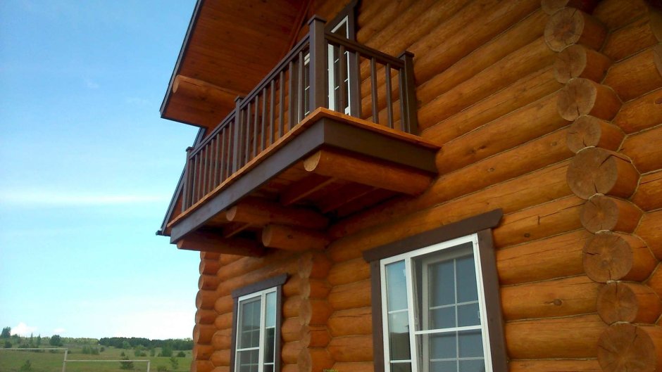 Выносной балкон в деревянном доме