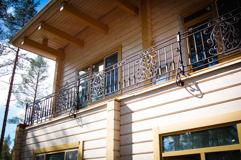 Балкон из дерева в частном доме