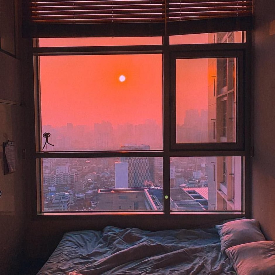 Комната с закатом в окне