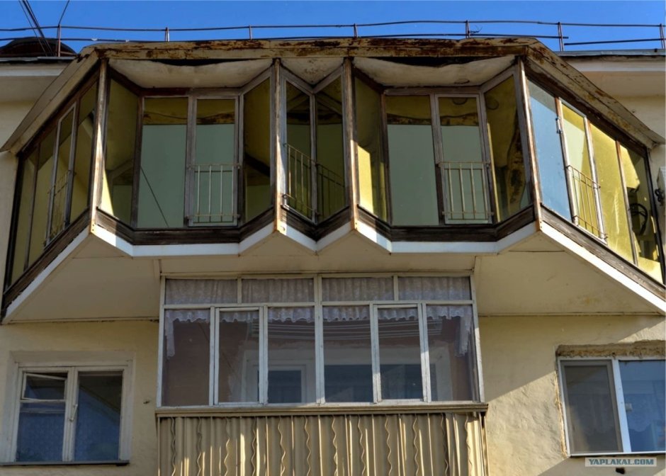Кирпичный дом с балконом