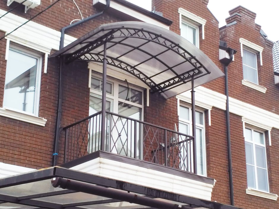 Полукруглый балкон в частном доме
