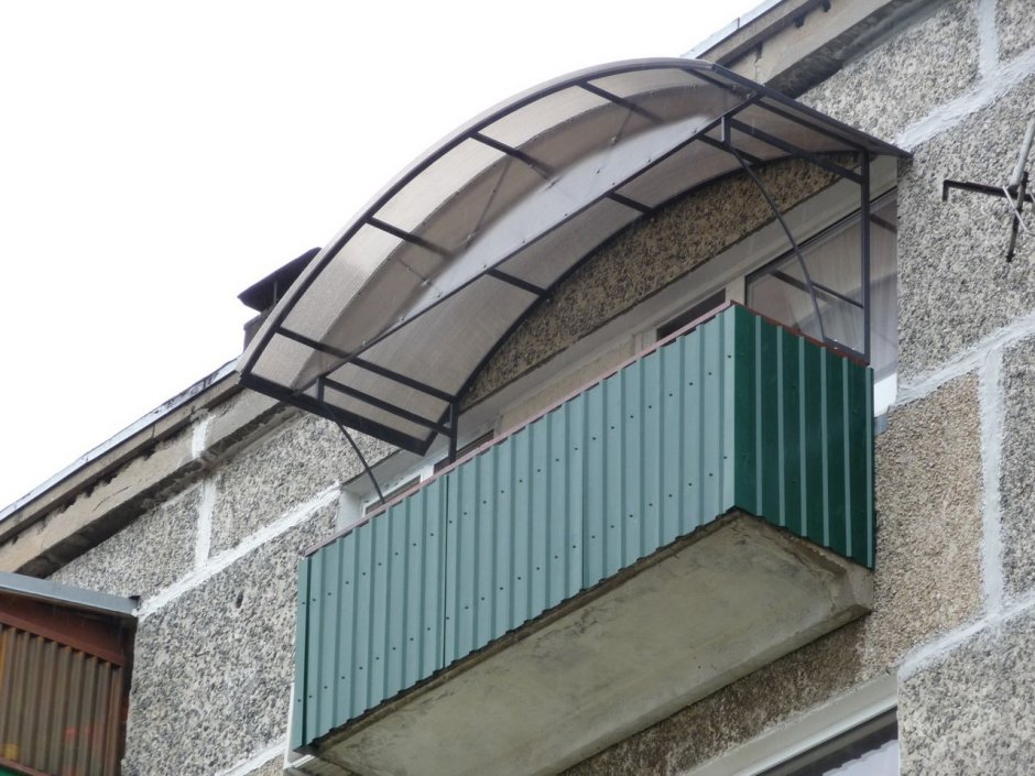 Застекленный балкон вичасном доме