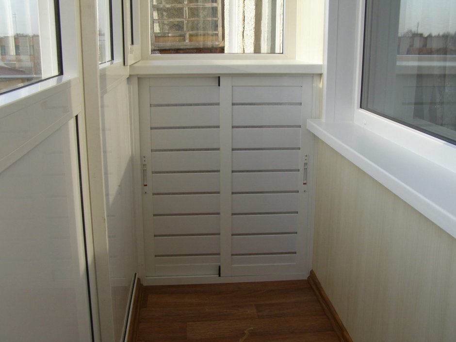 Скамейка с ящиком для хранения на балконе