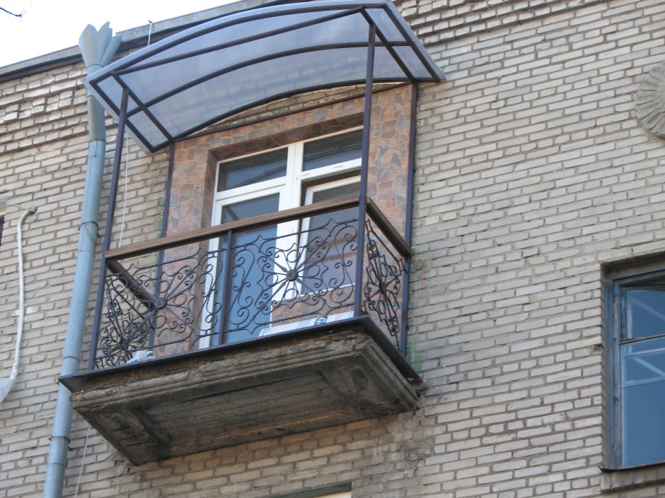 Французский балкон с навесом