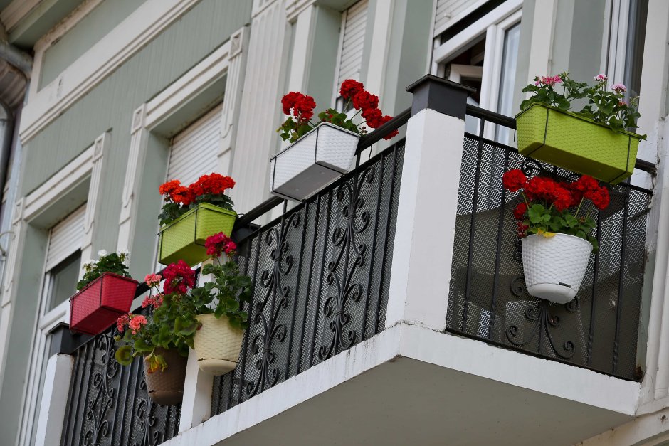 Цветочные горшки на застекленном балконе