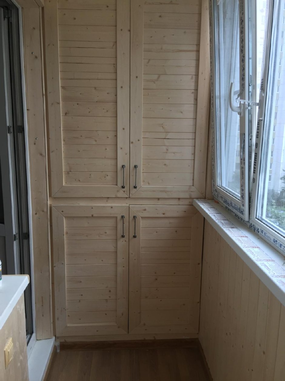 Встроенные деревянный шкаф на балконе