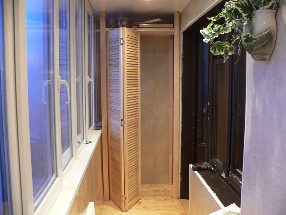 Двери гармошка для шкафа на балконе