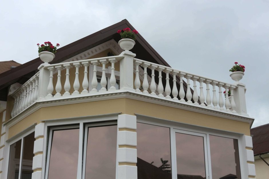 Фасады домов с балконом