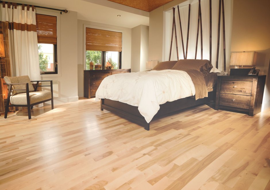 Спальня с деревянными полами