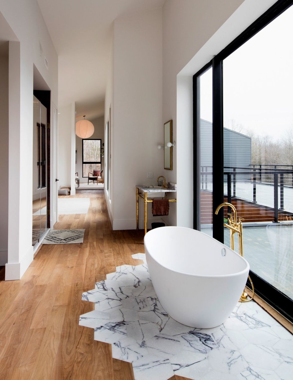 Современная ванная комната с деревянными полами