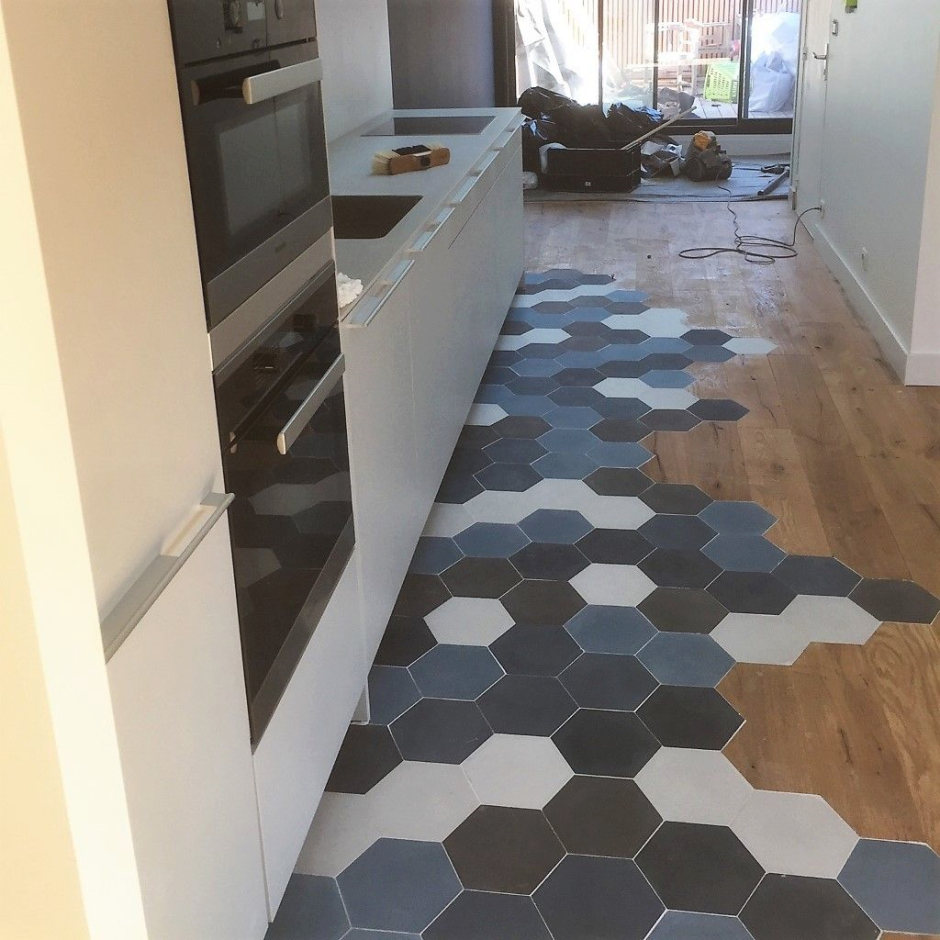 Комбинированная плитка на полу на кухне