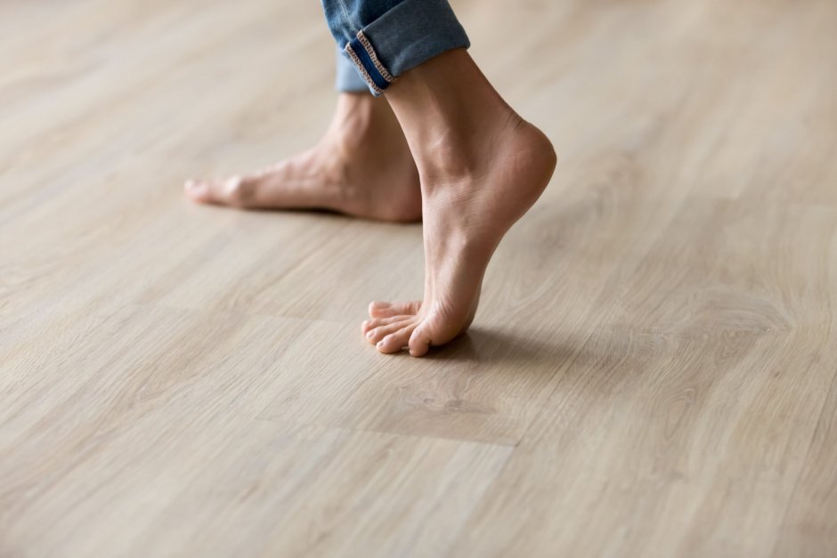 Ноги на деревянном полу