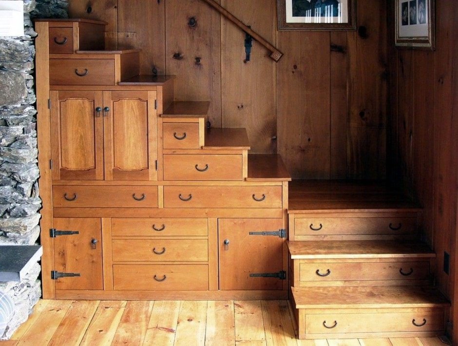 Деревянная лестница со шкафом