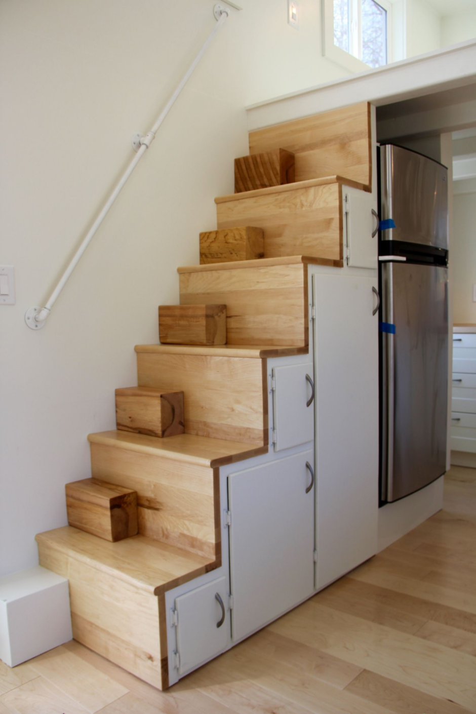 Лестница-шкаф в двухуровневой квартире