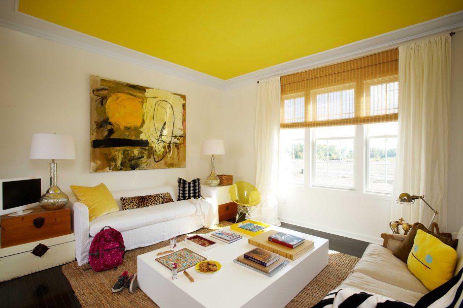 Комната с желтым потолком