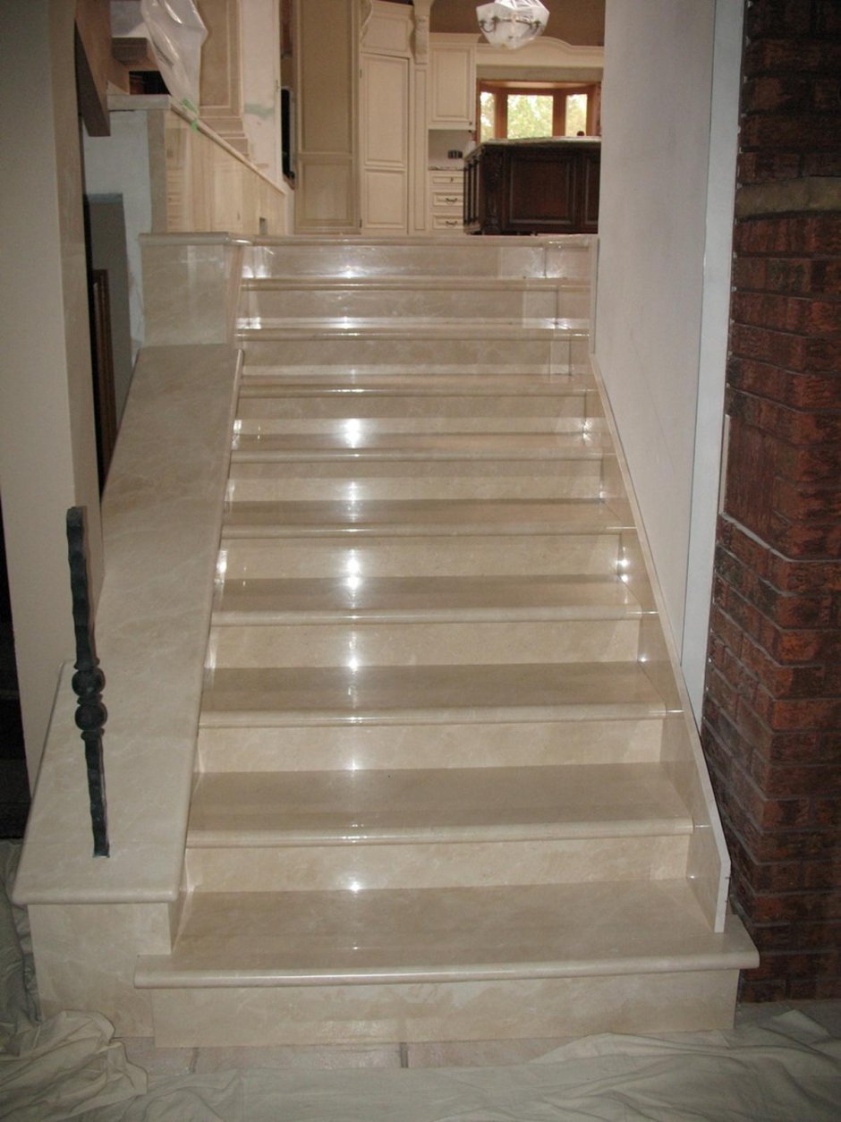 Ступеньки из плитки в доме