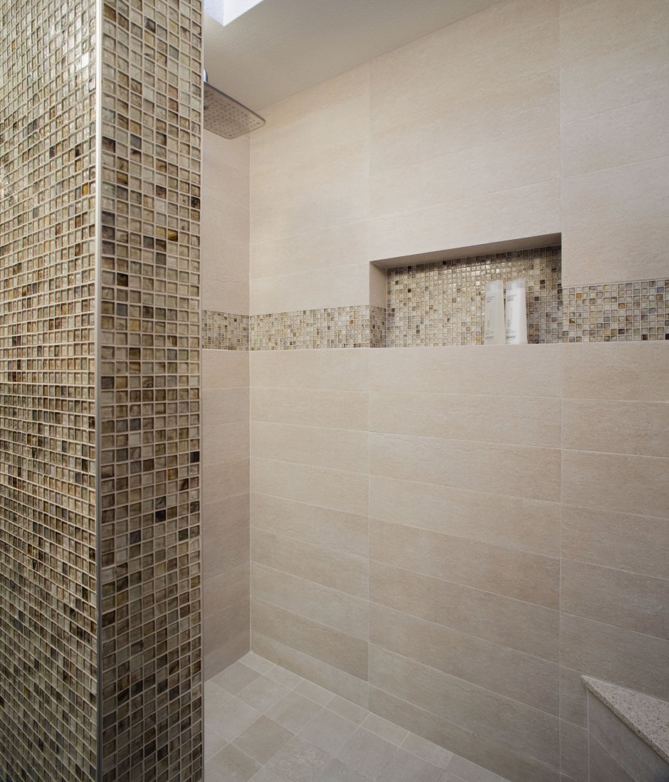 Плитка в ванной с элементами мозаики