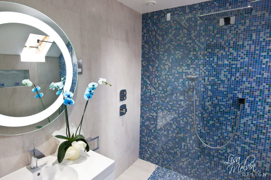 Сочетание мозаики и плитки в ванной