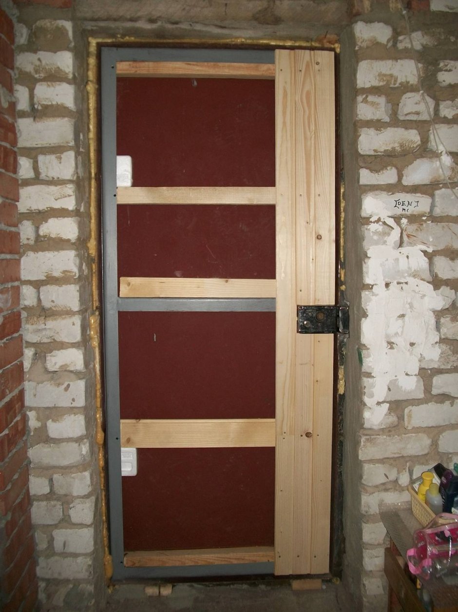 Деревянная дверь в Железном каркасе