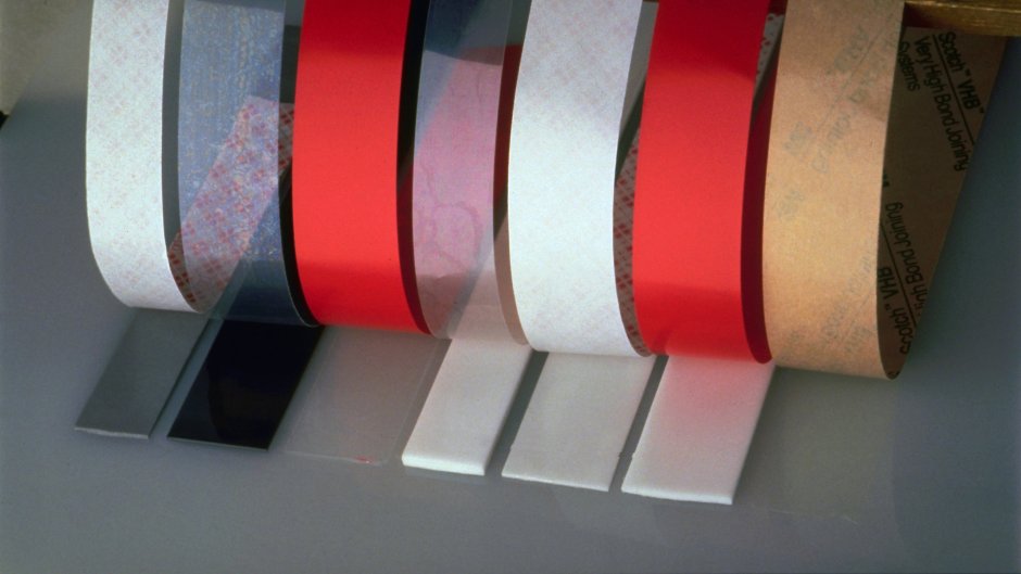 Лента между ванной и стеной