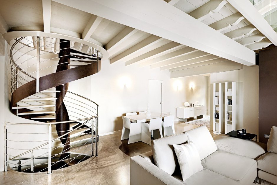 Винтовая лестница в Светлом интерьере