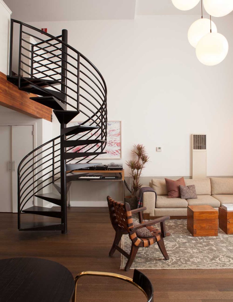 Винтовая лестница в интерьере