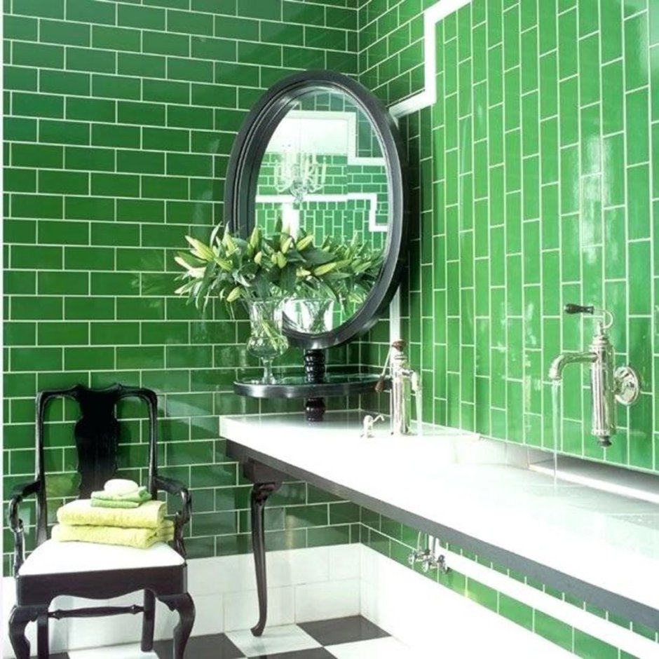 Зеленая шестиугольная плитка в ванной