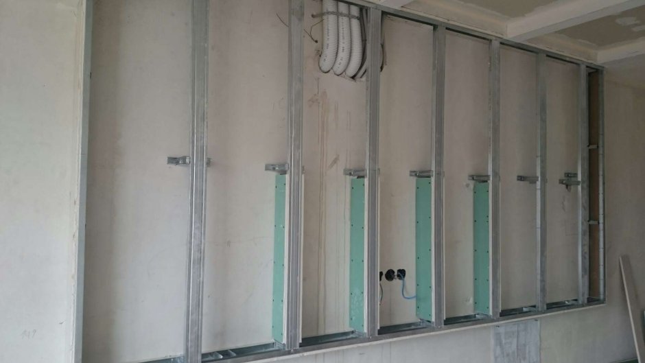 Каркас из металлопрофиль для перегородки из гипсокартона