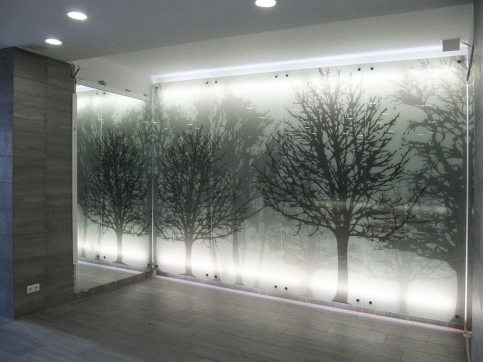 Стеклянные панели с подсветкой на стену