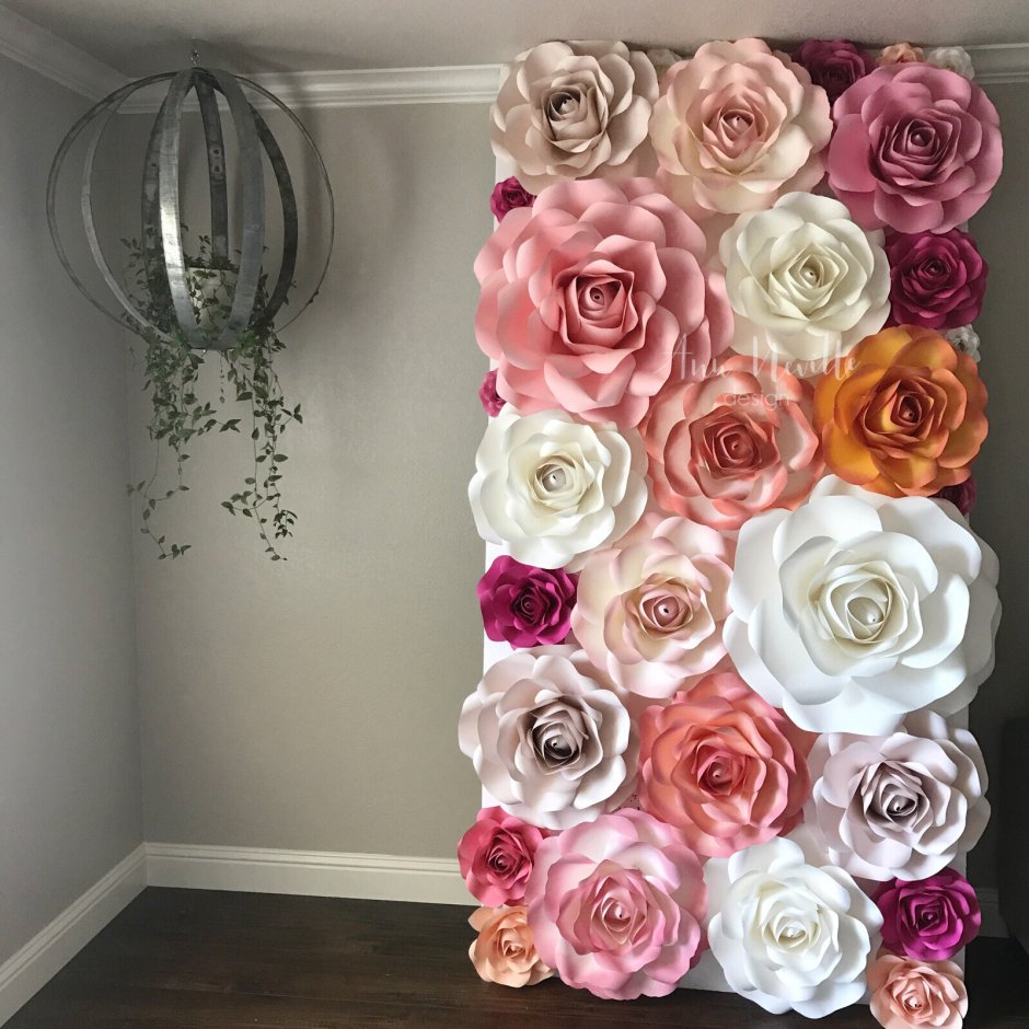 Стена из бумажных цветов