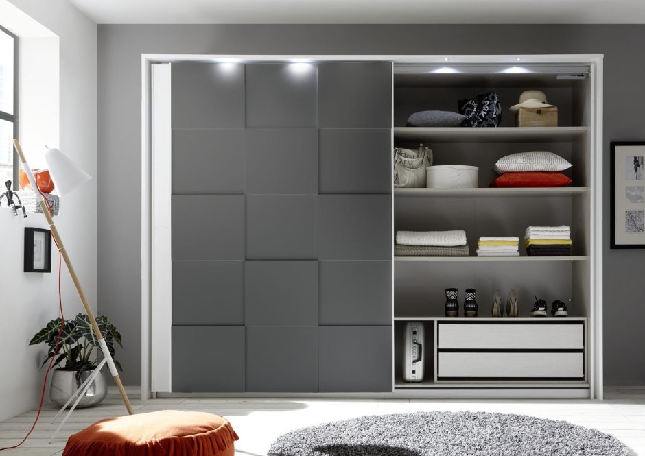 Серый шкаф в спальне