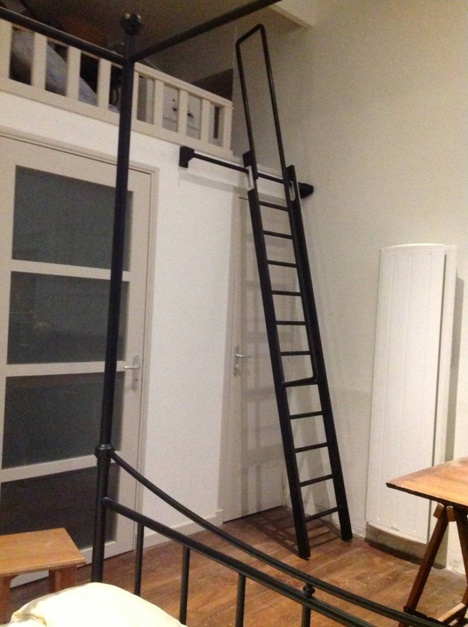 Сдвижная лестница на антресольный этаж