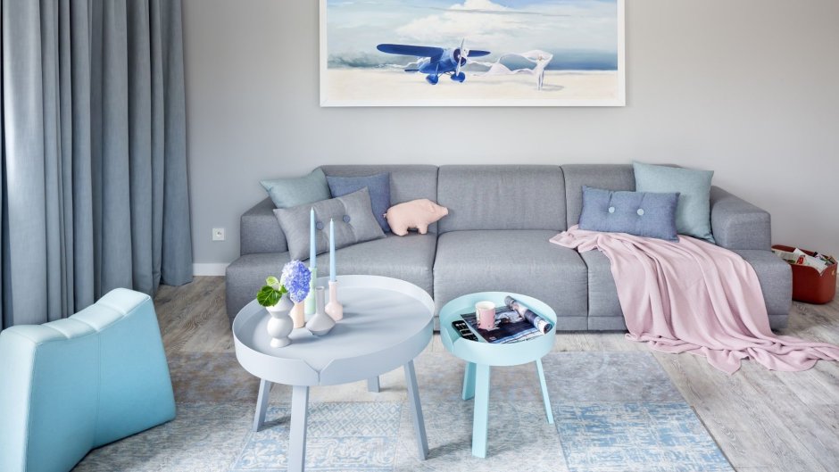 Гостиная с голубым диваном